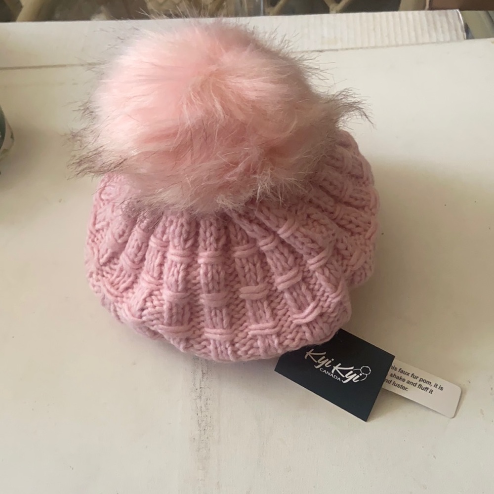 Kyi Kyi Pom Pom hat